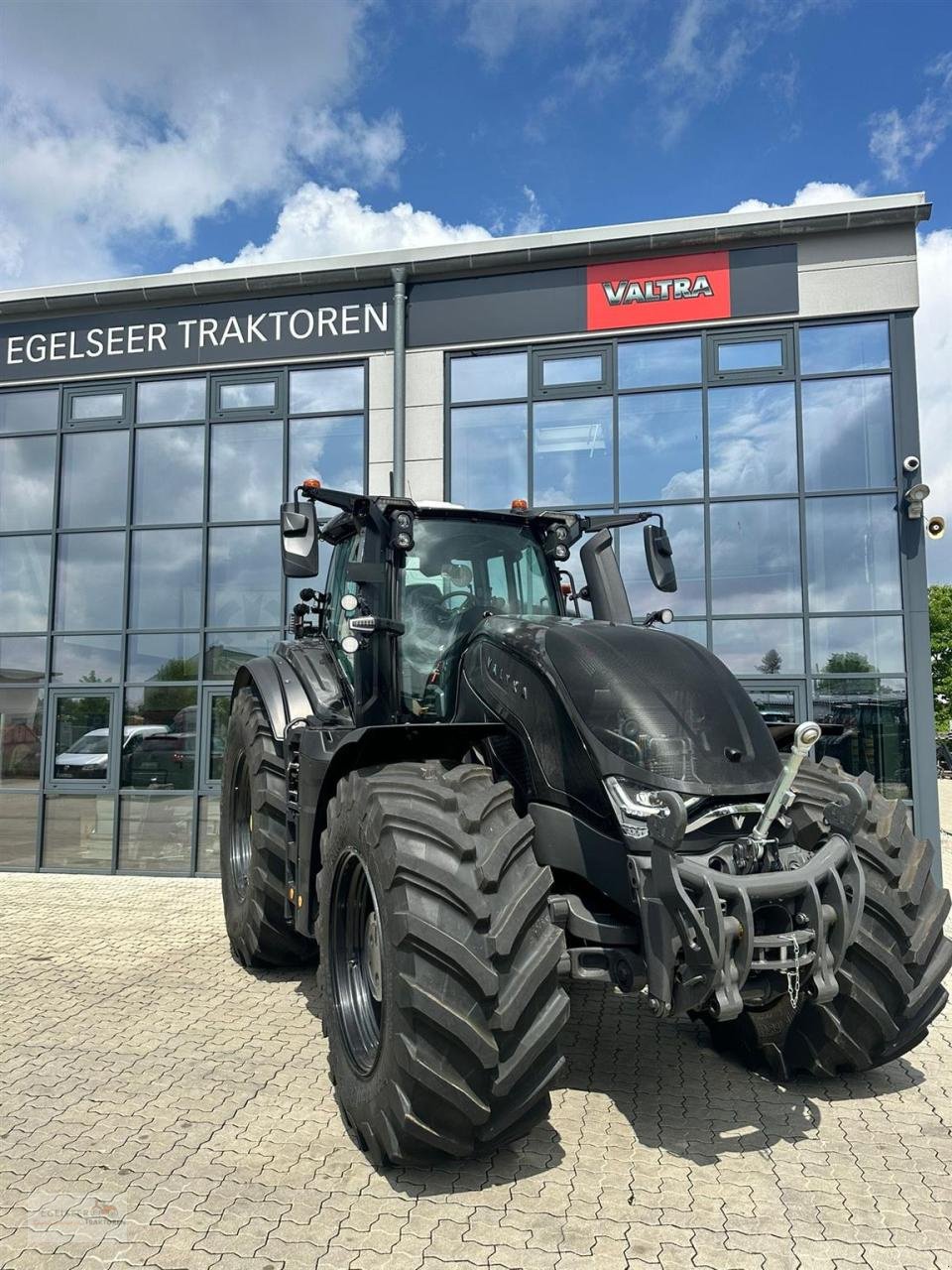 Traktor des Typs Valtra S416, Neumaschine in Fürth / Burgfarrnbach (Bild 1)
