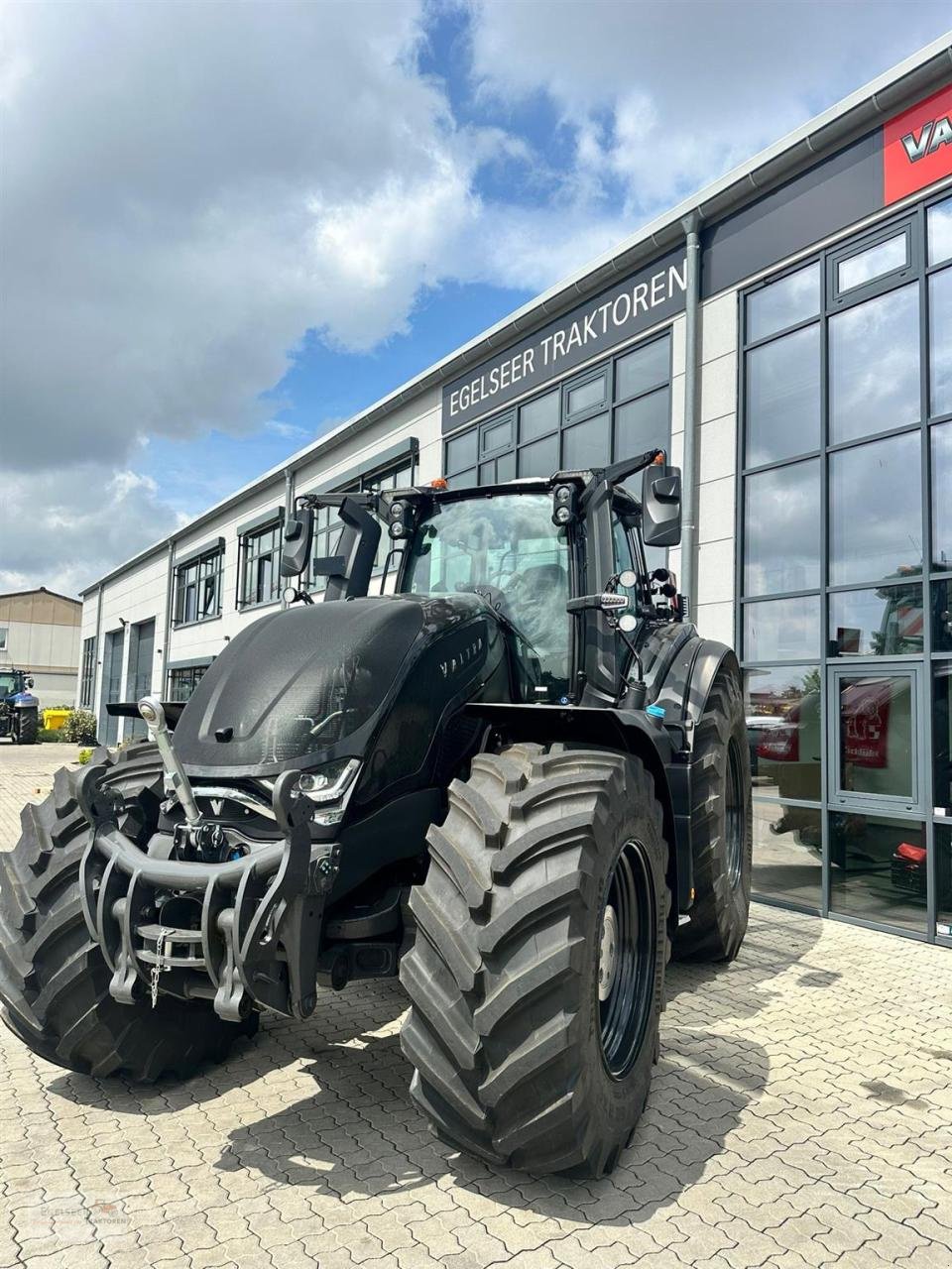 Traktor des Typs Valtra S416, Neumaschine in Fürth / Burgfarrnbach (Bild 2)