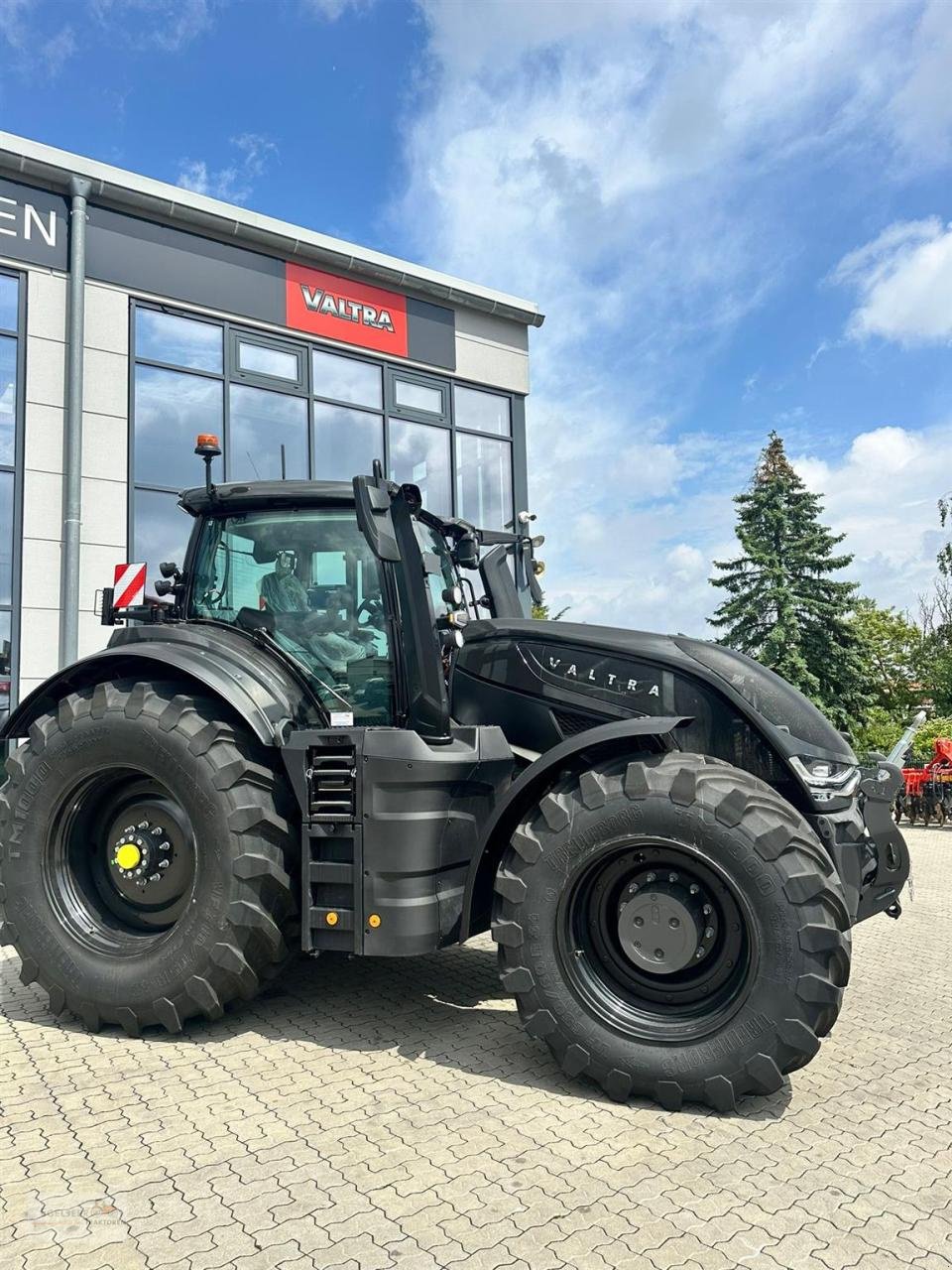 Traktor des Typs Valtra S416, Neumaschine in Fürth / Burgfarrnbach (Bild 3)