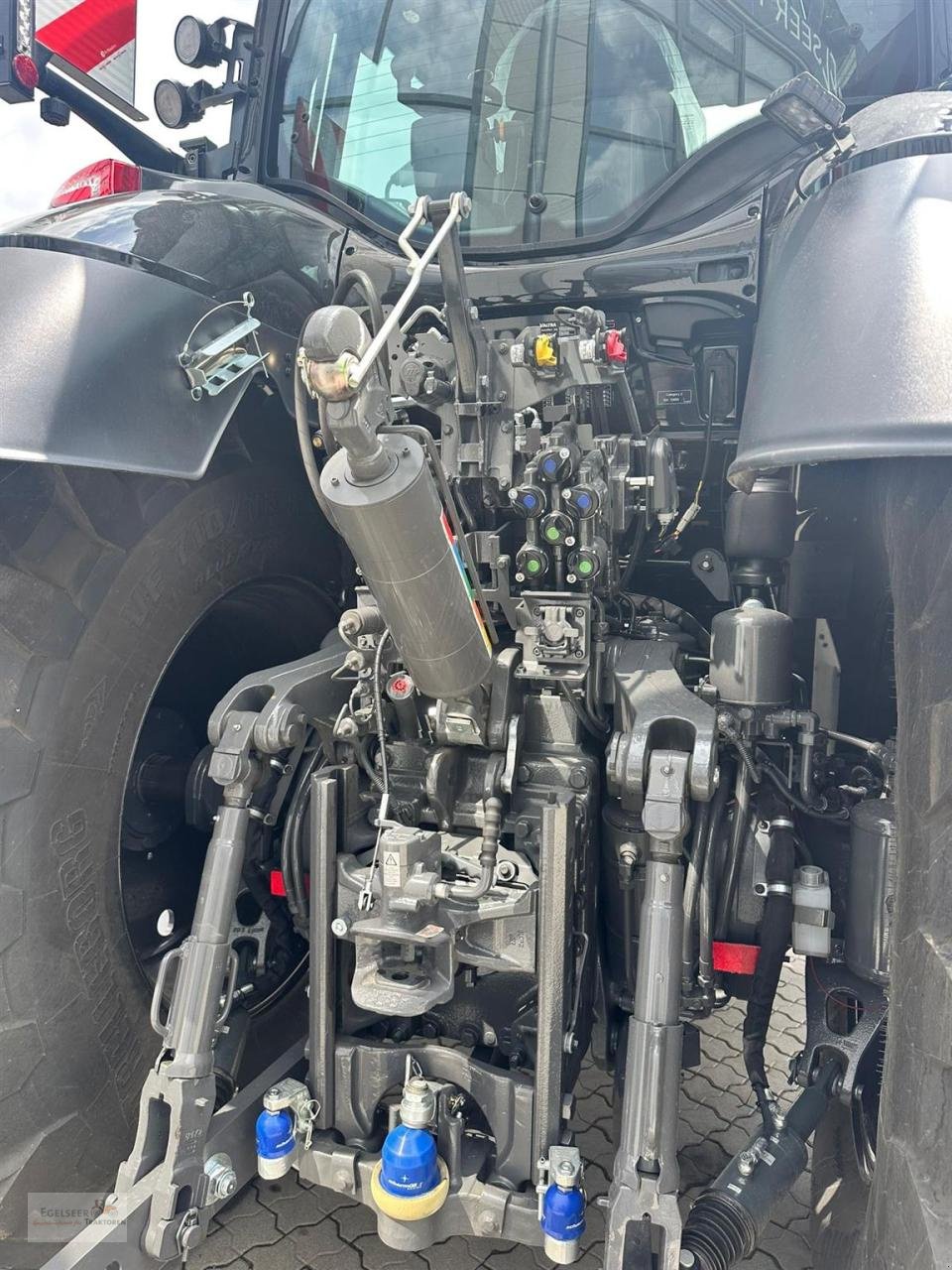 Traktor des Typs Valtra S416, Neumaschine in Fürth / Burgfarrnbach (Bild 5)