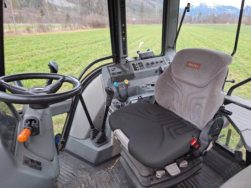 Traktor des Typs Valtra T 120 C Traktor, Gebrauchtmaschine in Chur (Bild 8)