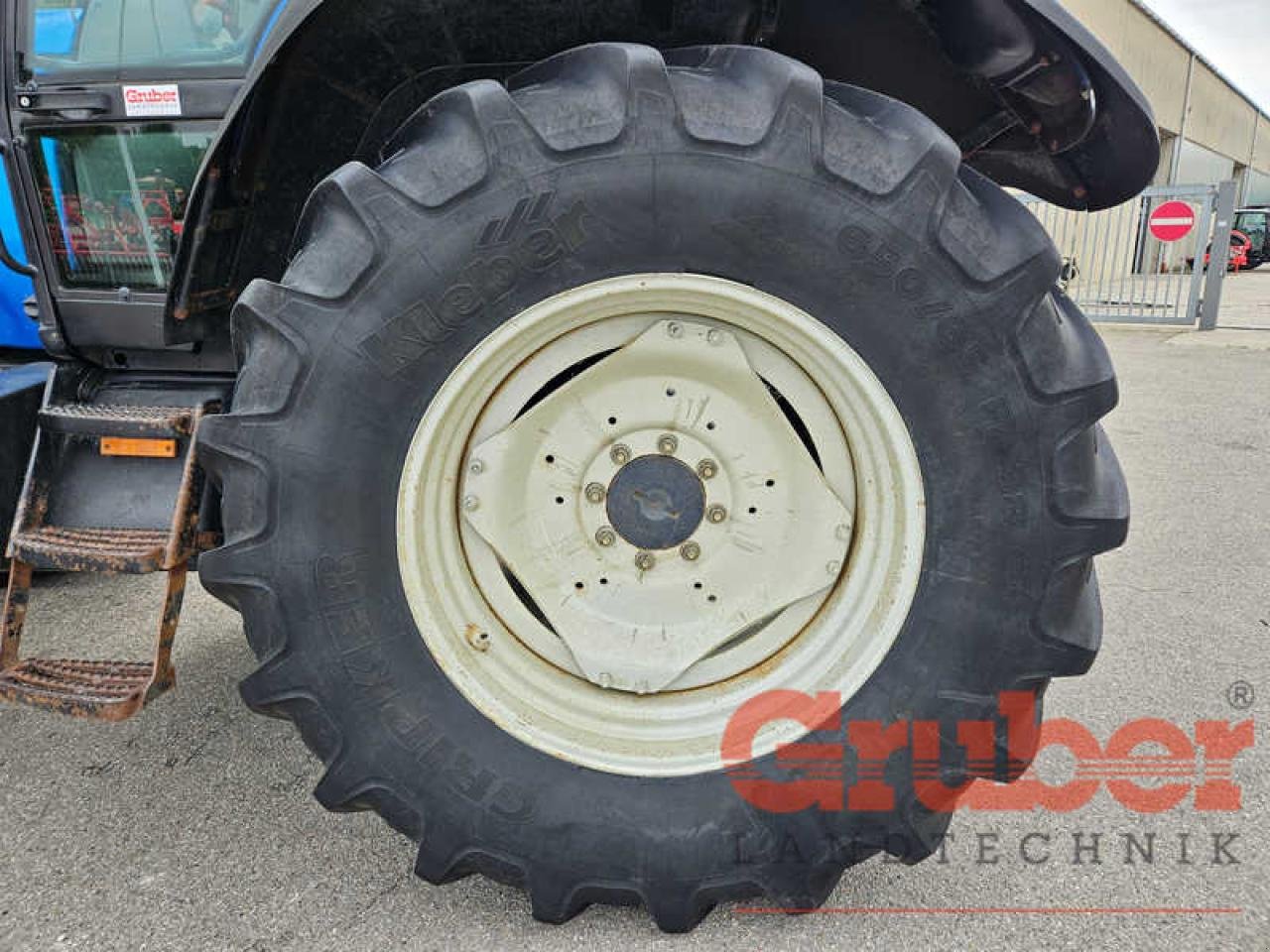 Traktor of the type Valtra T 140, Gebrauchtmaschine in Ampfing (Picture 11)