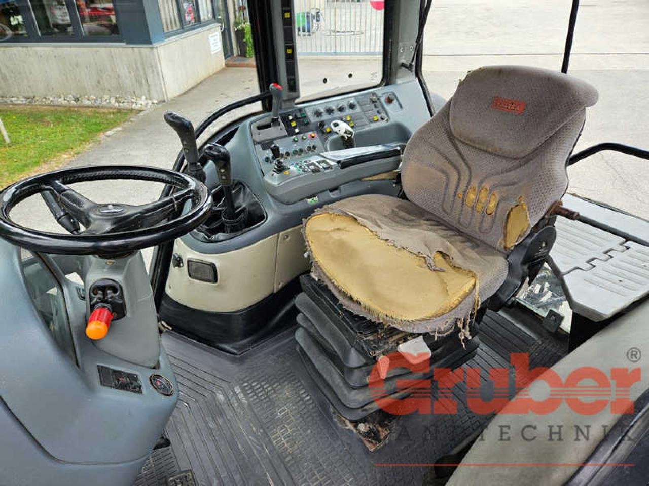 Traktor of the type Valtra T 140, Gebrauchtmaschine in Ampfing (Picture 13)