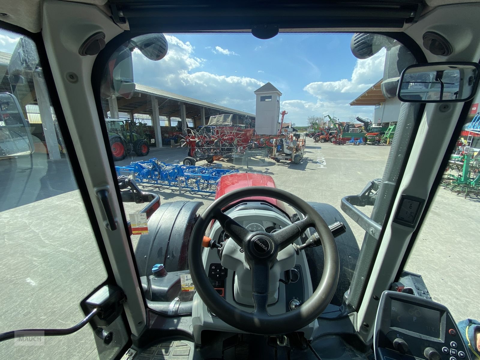 Traktor van het type Valtra T 144 Direct, Gebrauchtmaschine in Burgkirchen (Foto 15)