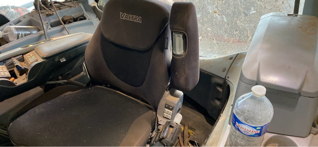 Traktor tip Valtra T 174e D SmartTouch, Gebrauchtmaschine in Nasbinals (Poză 5)