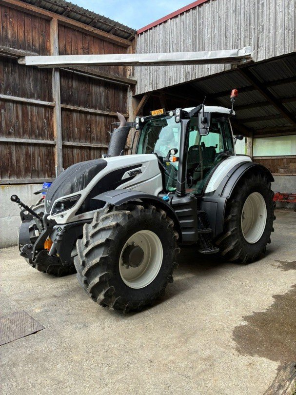 Traktor от тип Valtra T 174ES, Gebrauchtmaschine в Henau (Снимка 1)