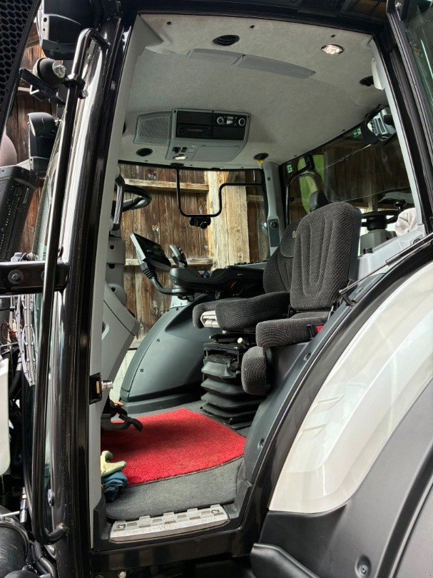 Traktor от тип Valtra T 174ES, Gebrauchtmaschine в Henau (Снимка 9)