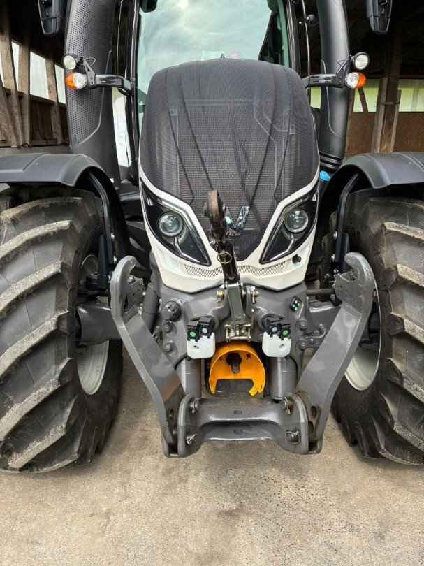 Traktor от тип Valtra T 174ES, Gebrauchtmaschine в Henau (Снимка 4)