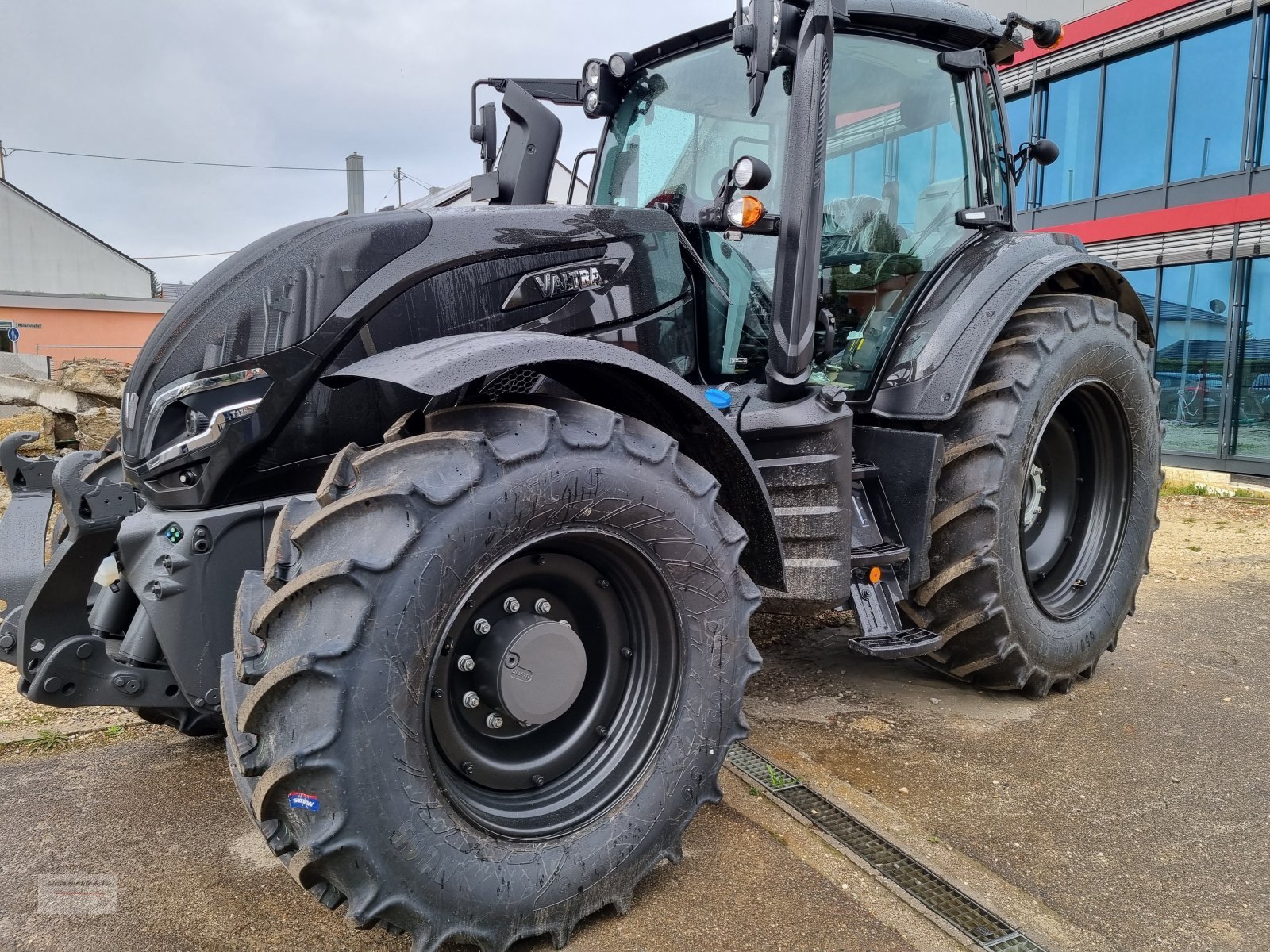 Traktor of the type Valtra T 175, Neumaschine in Tapfheim (Picture 1)