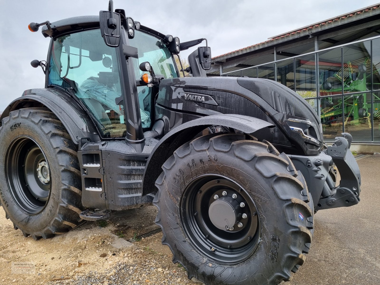 Traktor of the type Valtra T 175, Neumaschine in Tapfheim (Picture 4)