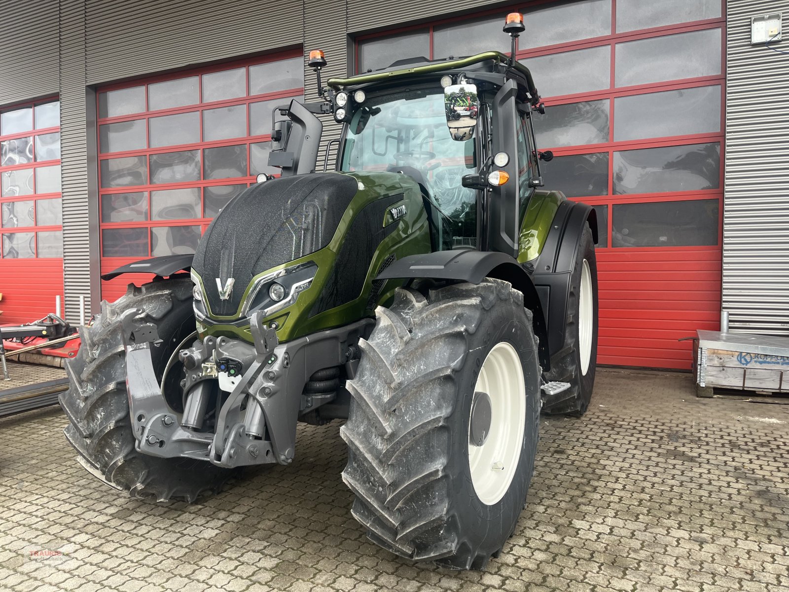 Traktor Türe ait Valtra T 175Aktiv Forst, Neumaschine içinde Mainburg/Wambach (resim 2)