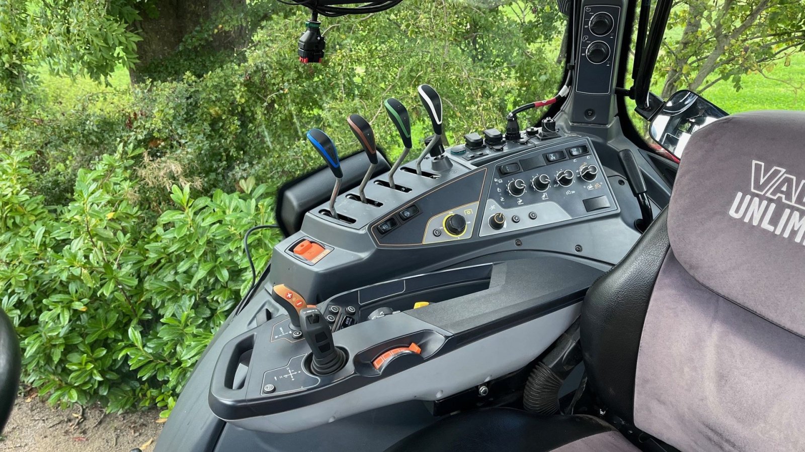 Traktor of the type Valtra T 195 Activ Active, Gebrauchtmaschine in Sakskøbing (Picture 6)