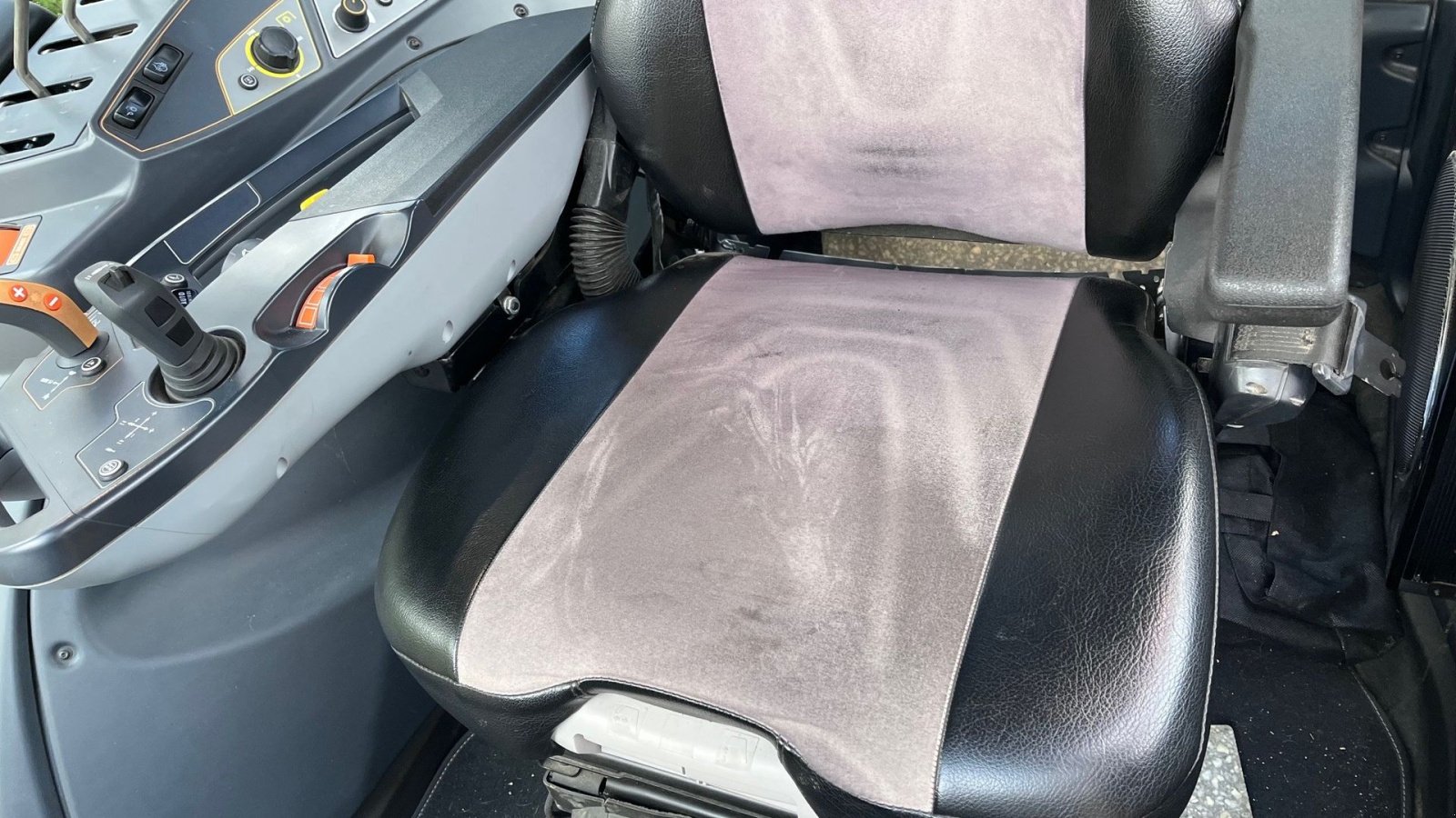 Traktor of the type Valtra T 195 Activ Active, Gebrauchtmaschine in Sakskøbing (Picture 3)