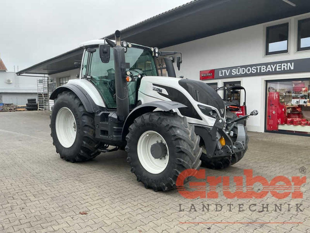Traktor of the type Valtra T 214 D, Gebrauchtmaschine in Ampfing (Picture 1)