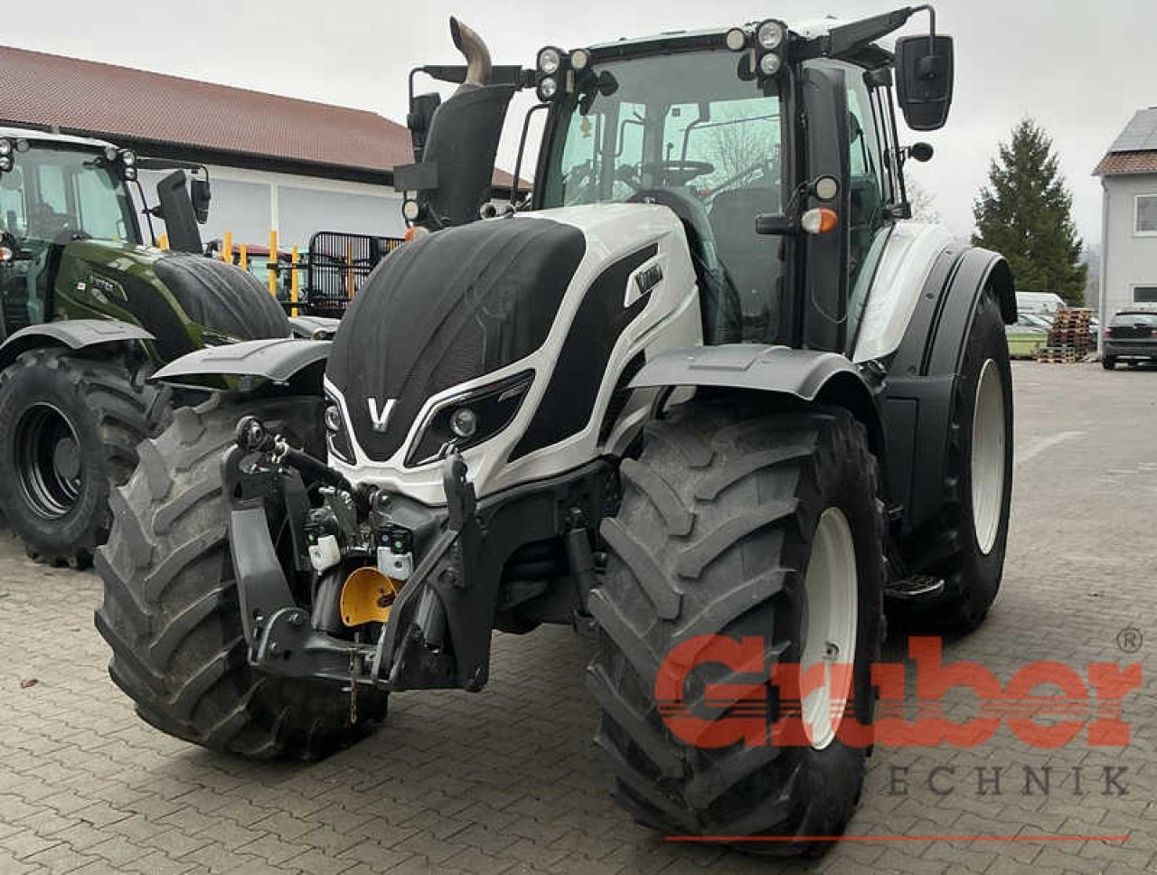 Traktor of the type Valtra T 214 D, Gebrauchtmaschine in Ampfing (Picture 3)