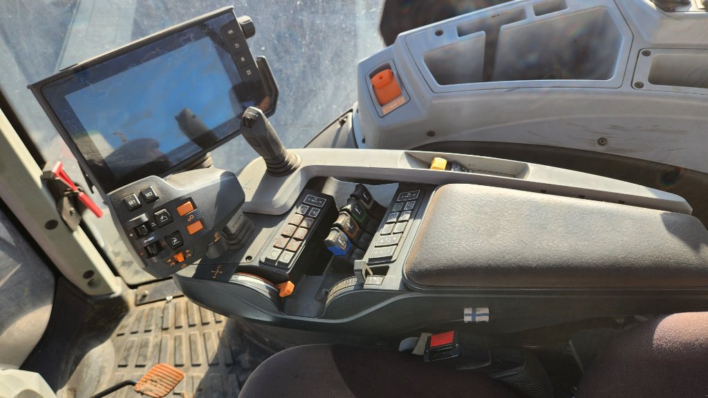 Traktor typu Valtra T 214 DIRECT SMARTTOUCH, Gebrauchtmaschine v Calmont (Obrázek 11)