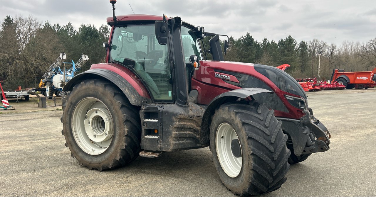 Traktor van het type Valtra T 214 V SmartTouch, Gebrauchtmaschine in CORMENON (Foto 2)