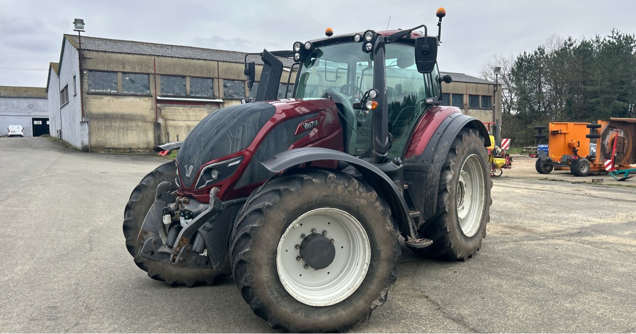 Traktor van het type Valtra T 214 V SmartTouch, Gebrauchtmaschine in CORMENON (Foto 3)