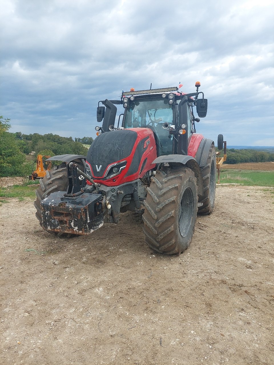 Traktor des Typs Valtra T 215 DIRECT, Gebrauchtmaschine in Calmont (Bild 2)