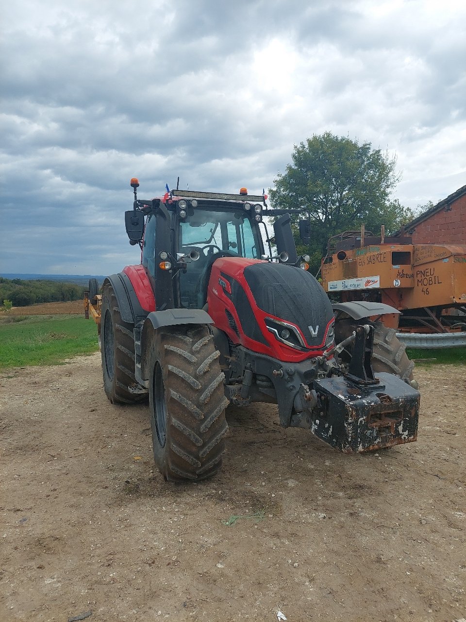 Traktor des Typs Valtra T 215 DIRECT, Gebrauchtmaschine in Calmont (Bild 1)