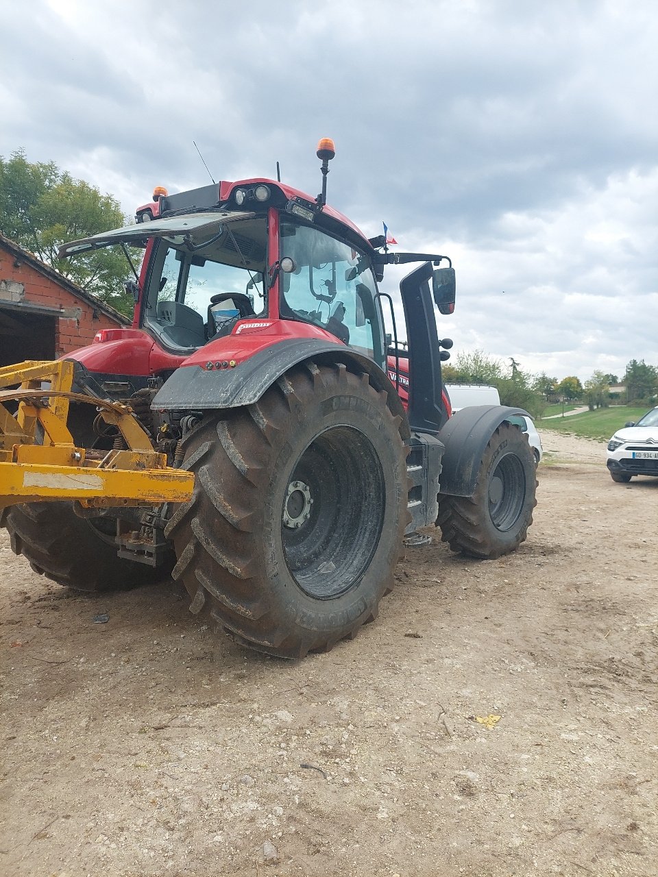 Traktor des Typs Valtra T 215 DIRECT, Gebrauchtmaschine in Calmont (Bild 3)