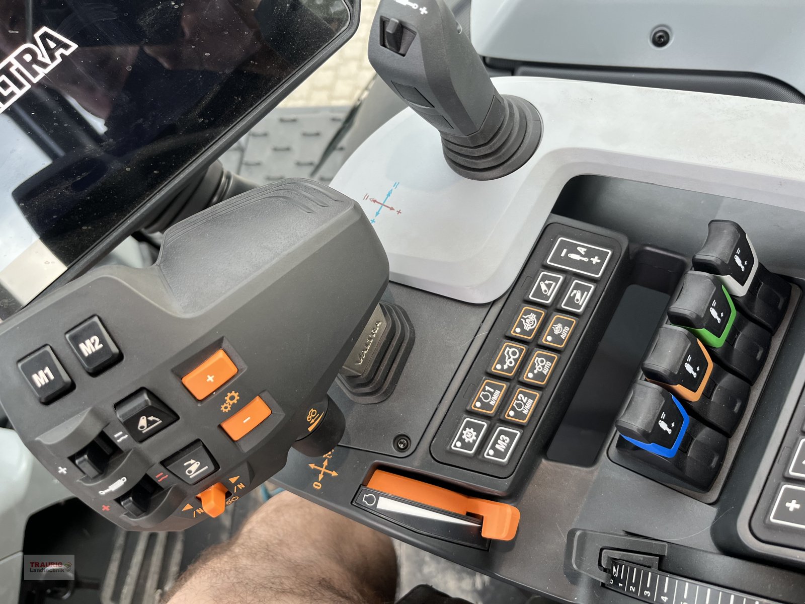 Traktor του τύπου Valtra T 215D / Vollausstattung, Neumaschine σε Mainburg/Wambach (Φωτογραφία 14)