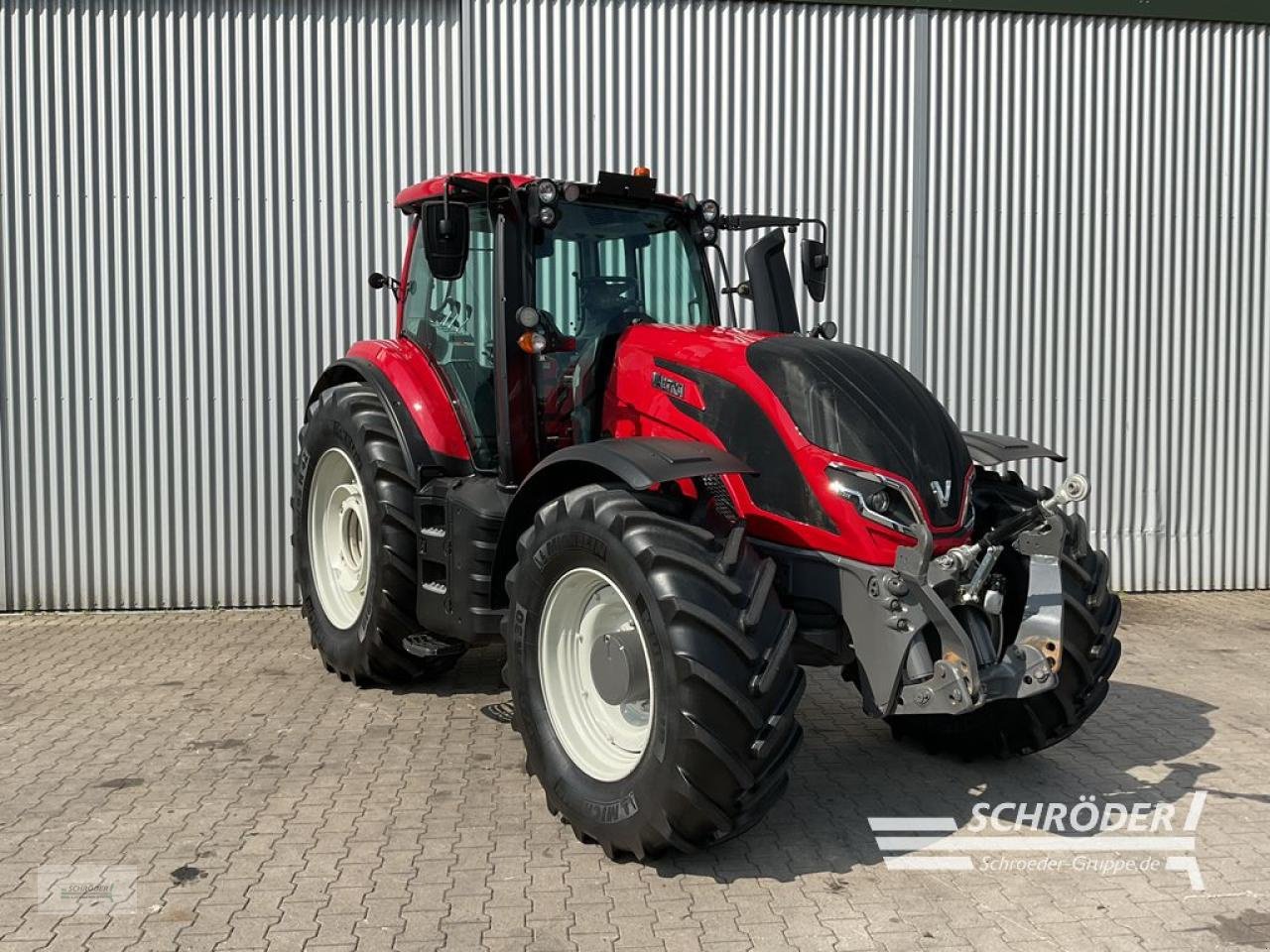 Traktor des Typs Valtra T 235 A, Gebrauchtmaschine in Wildeshausen (Bild 1)