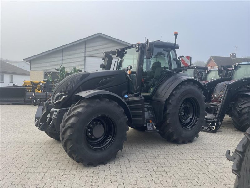 Traktor of the type Valtra T 235 D TwinTrac Vende-udstyr, Gebrauchtmaschine in Nimtofte (Picture 1)