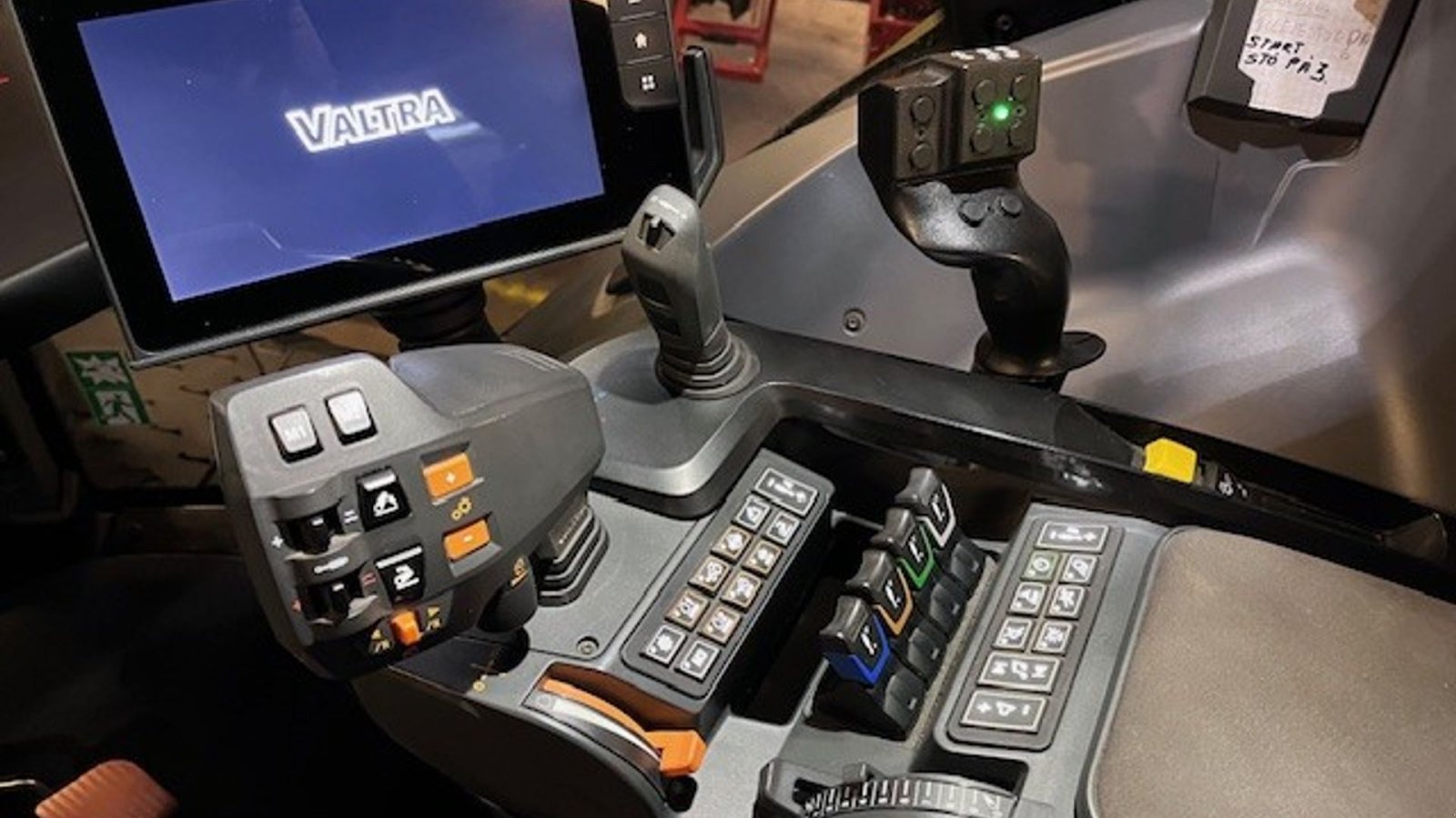 Traktor of the type Valtra T 235 Direct  T 235 Direct, Gebrauchtmaschine in Sakskøbing (Picture 16)