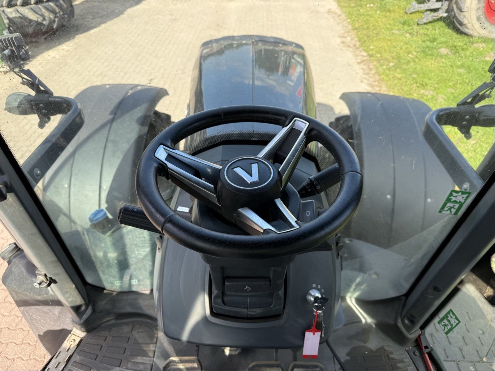 Traktor des Typs Valtra T 235 Direct, Gebrauchtmaschine in Bützow (Bild 8)
