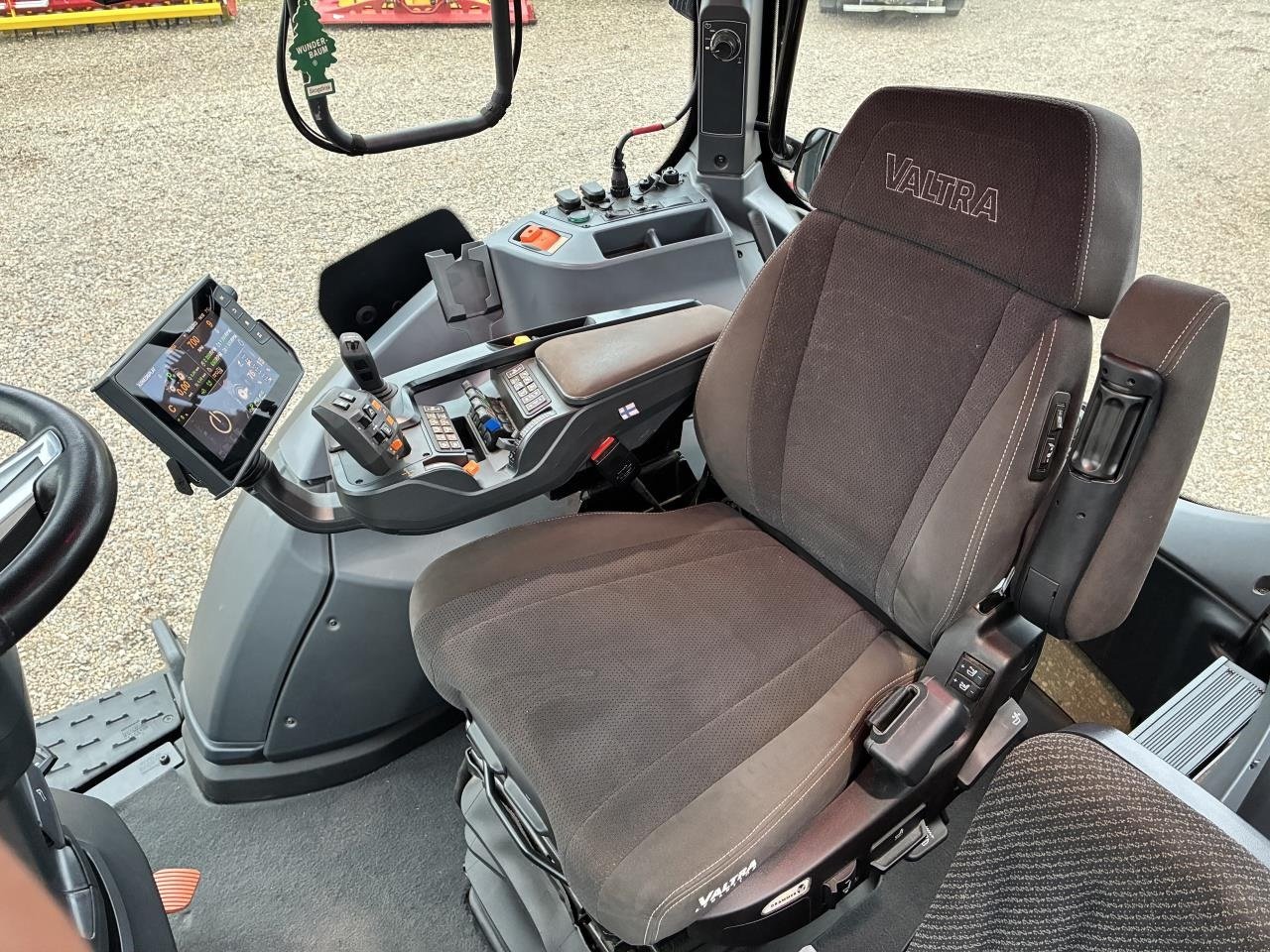 Traktor от тип Valtra T 235 DIREKT, Gebrauchtmaschine в Ringkøbing (Снимка 10)