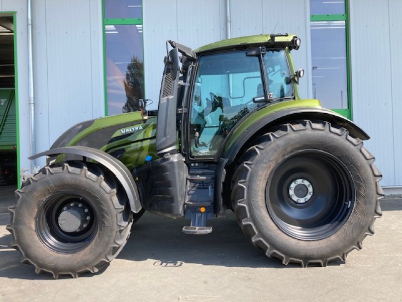 Valtra T 235 Versu, Gebrauchtmaschine, Baujahr: 2022, Betriebsstunden: 1248 Stunden (Bild 1) Traktor des Typs Valtra T 235 Versu, Gebrauchtmaschine in Hofgeismar (Bild 1)