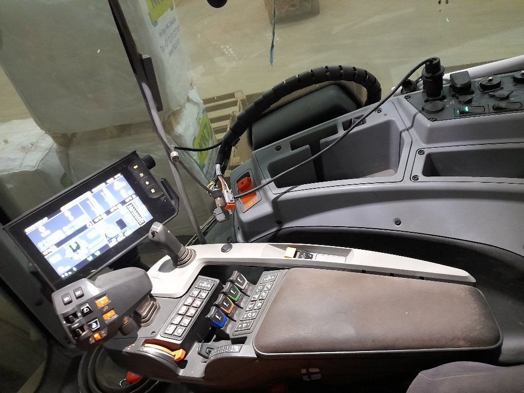 Traktor типа Valtra T 254 V SmartTouch, Gebrauchtmaschine в Neufchâtel-en-Bray (Фотография 3)