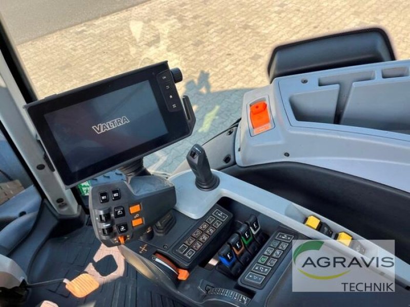 Traktor of the type Valtra T 254 V, Gebrauchtmaschine in Meppen (Picture 15)