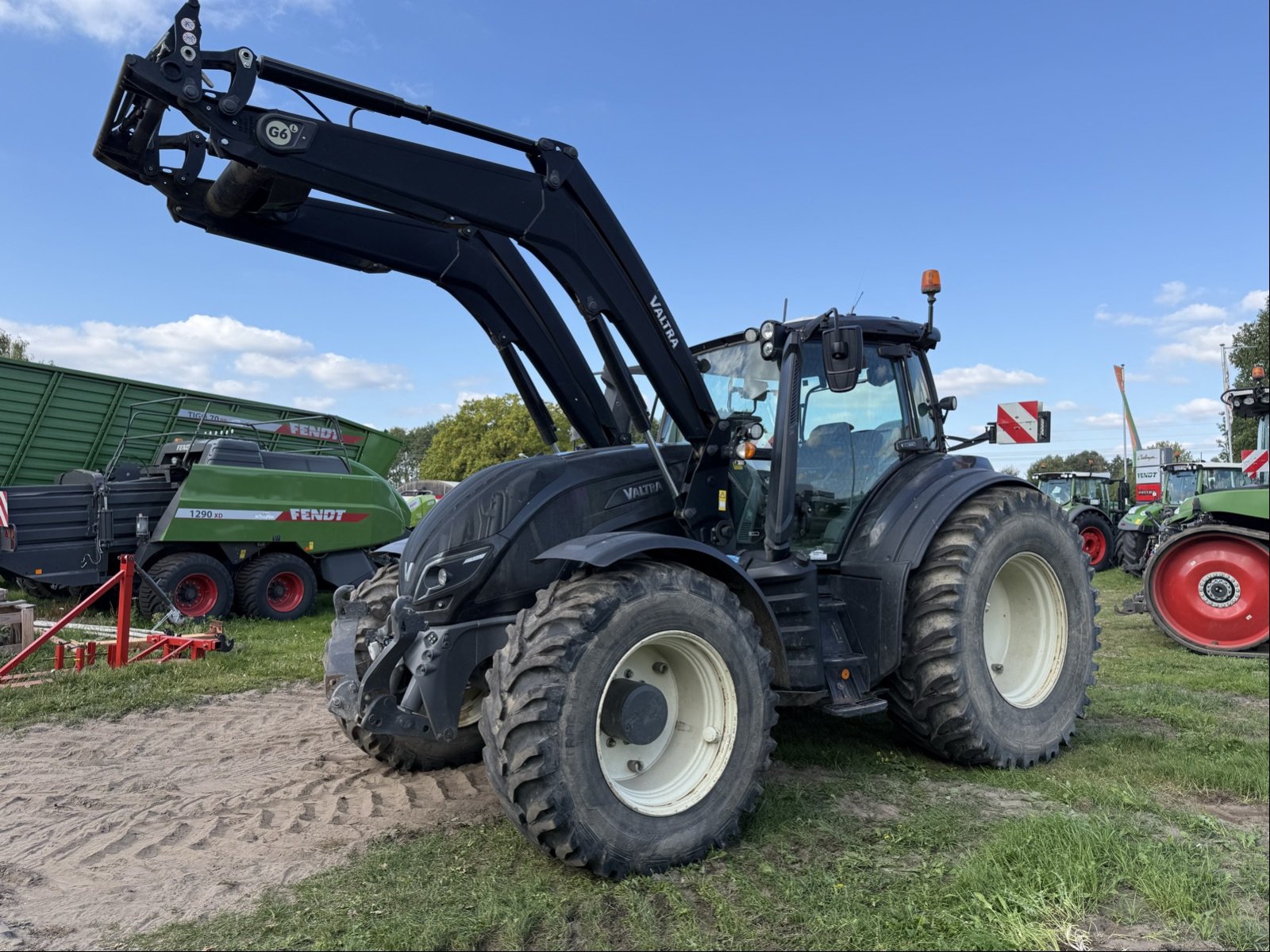 Traktor des Typs Valtra T 254 Versu, Gebrauchtmaschine in Bützow (Bild 1)