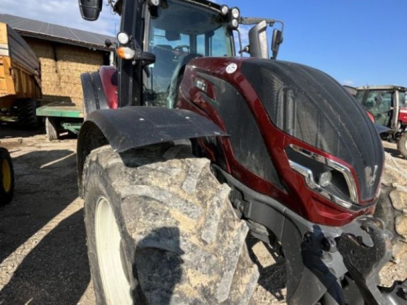 Traktor от тип Valtra T 255 VERSUS, Gebrauchtmaschine в CHAMPLECY