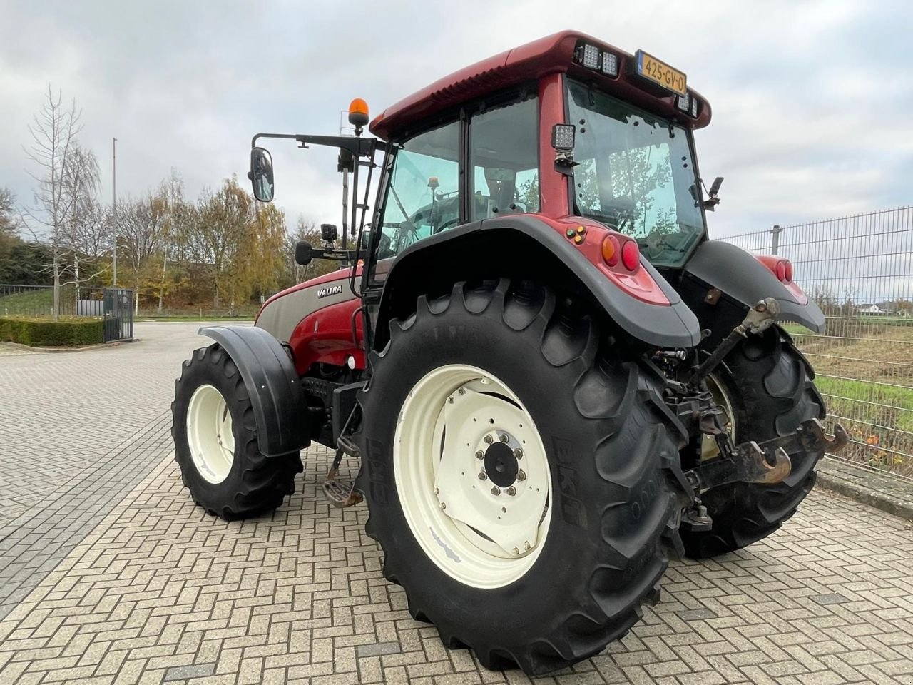 Traktor van het type Valtra T120 tractor, Gebrauchtmaschine in Roermond (Foto 5)