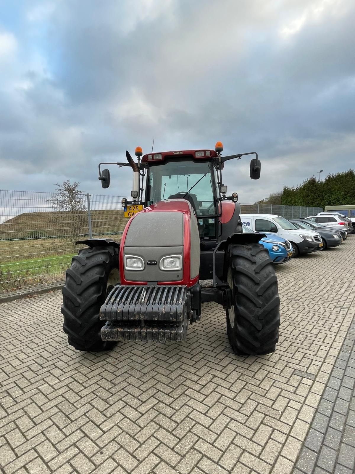Traktor van het type Valtra T120 tractor, Gebrauchtmaschine in Roermond (Foto 2)