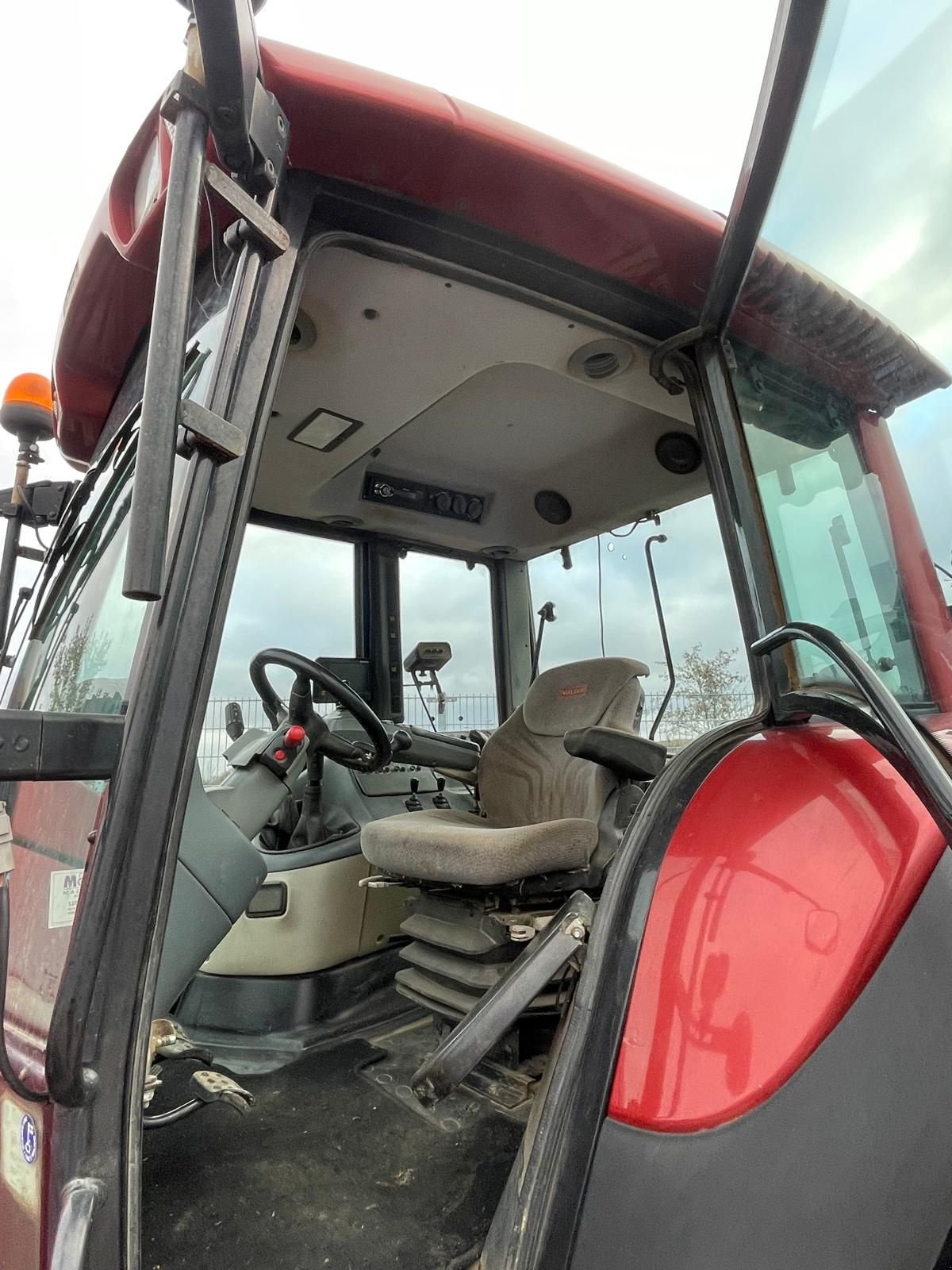 Traktor van het type Valtra T120 tractor, Gebrauchtmaschine in Roermond (Foto 9)