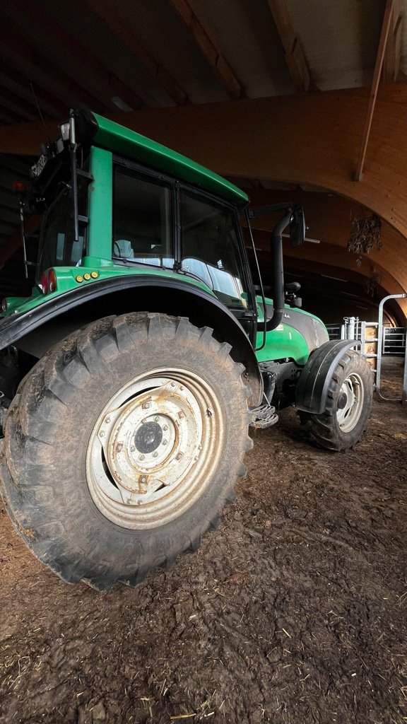 Traktor typu Valtra T120, Gebrauchtmaschine v Nasbinals (Obrázek 3)