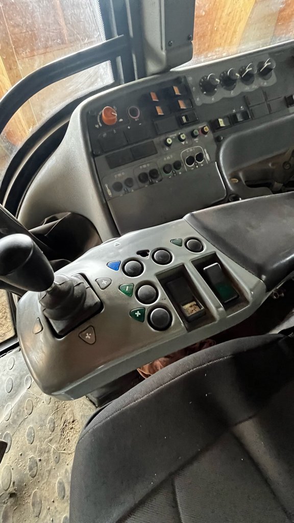 Traktor typu Valtra T120, Gebrauchtmaschine v Nasbinals (Obrázek 9)