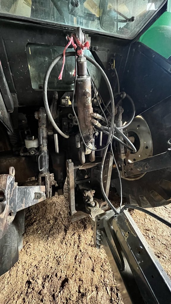 Traktor typu Valtra T120, Gebrauchtmaschine v Nasbinals (Obrázek 5)