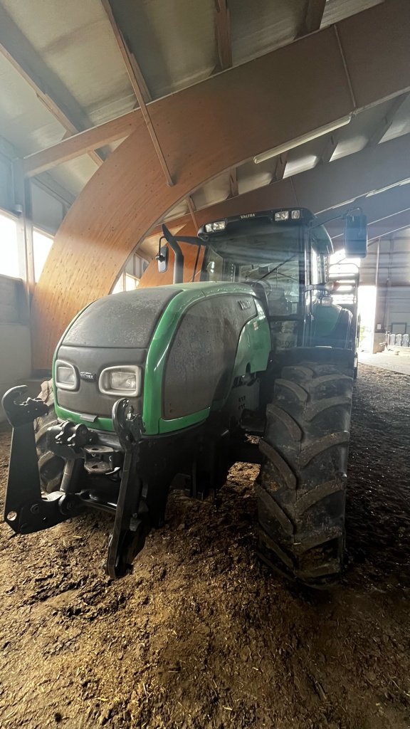 Traktor typu Valtra T120, Gebrauchtmaschine v Nasbinals (Obrázek 1)