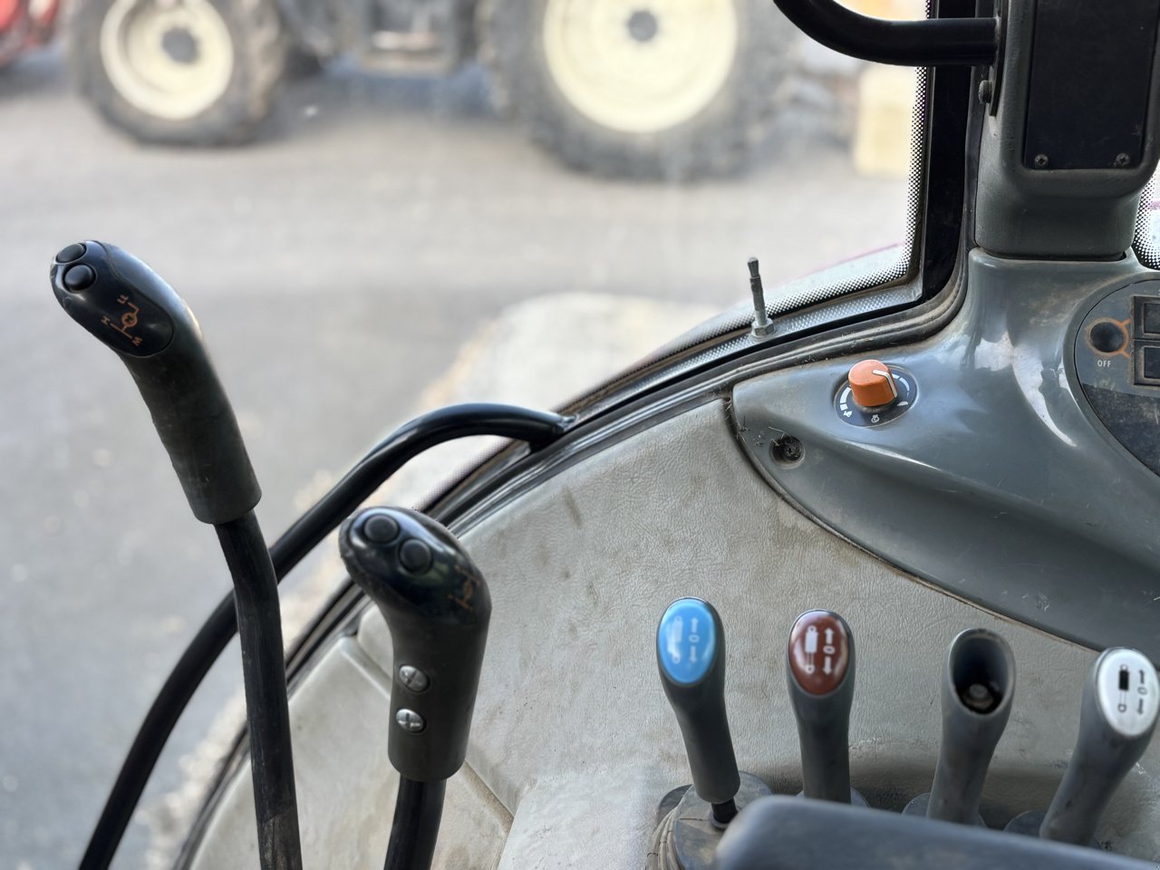 Traktor of the type Valtra T121 Hitech, Gebrauchtmaschine in SAINT JAMES (Picture 8)