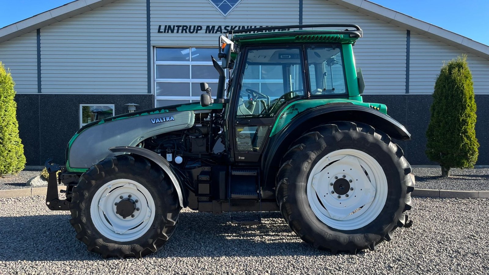 Traktor des Typs Valtra T130 med 3.5ton frontlift, Gebrauchtmaschine in Lintrup (Bild 1)
