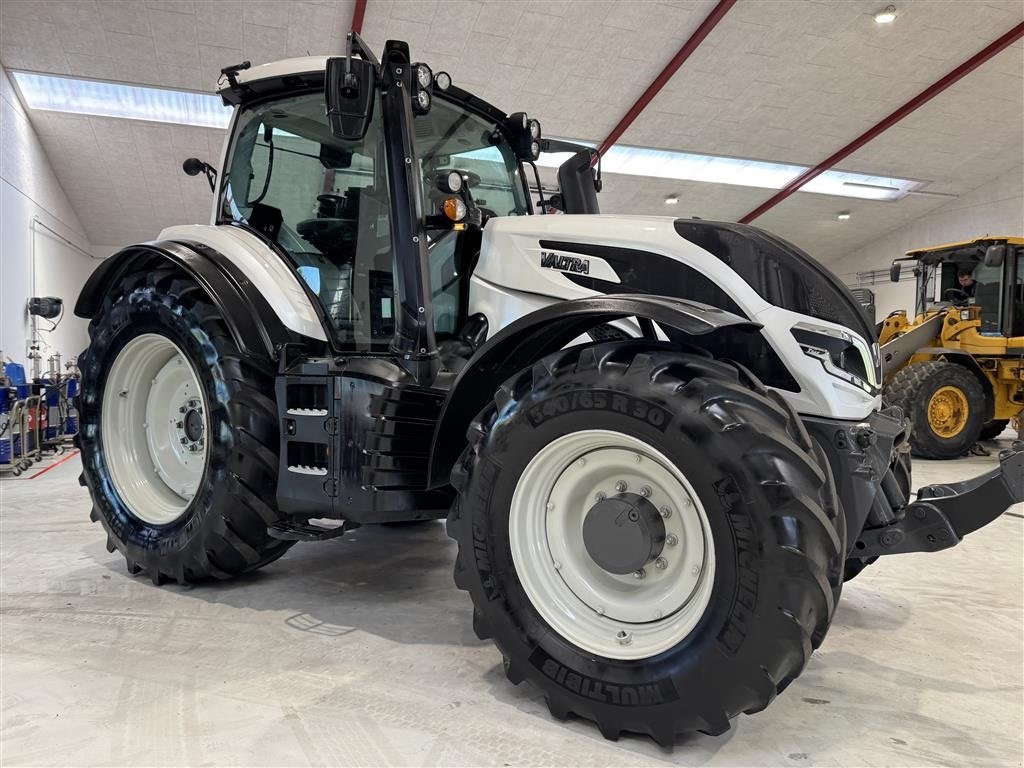 Traktor of the type Valtra T145 DIRECT KUN 1900 TIMER! MED SMARTTOUCH OG AUTOSTYRING!, Gebrauchtmaschine in Nørager (Picture 11)