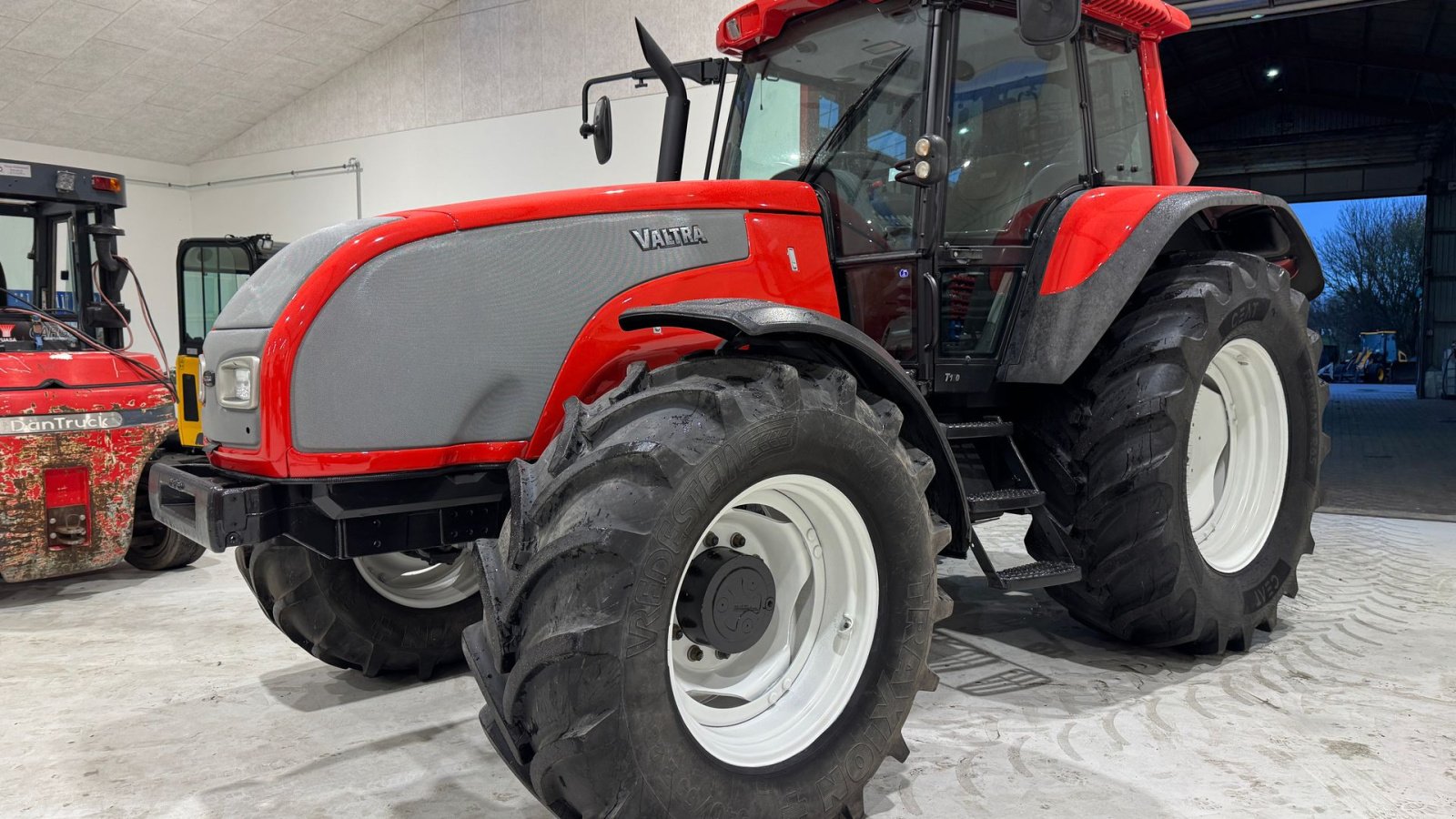 Traktor типа Valtra T150 KUN 4900 TIMER!, Gebrauchtmaschine в Nørager (Фотография 1)