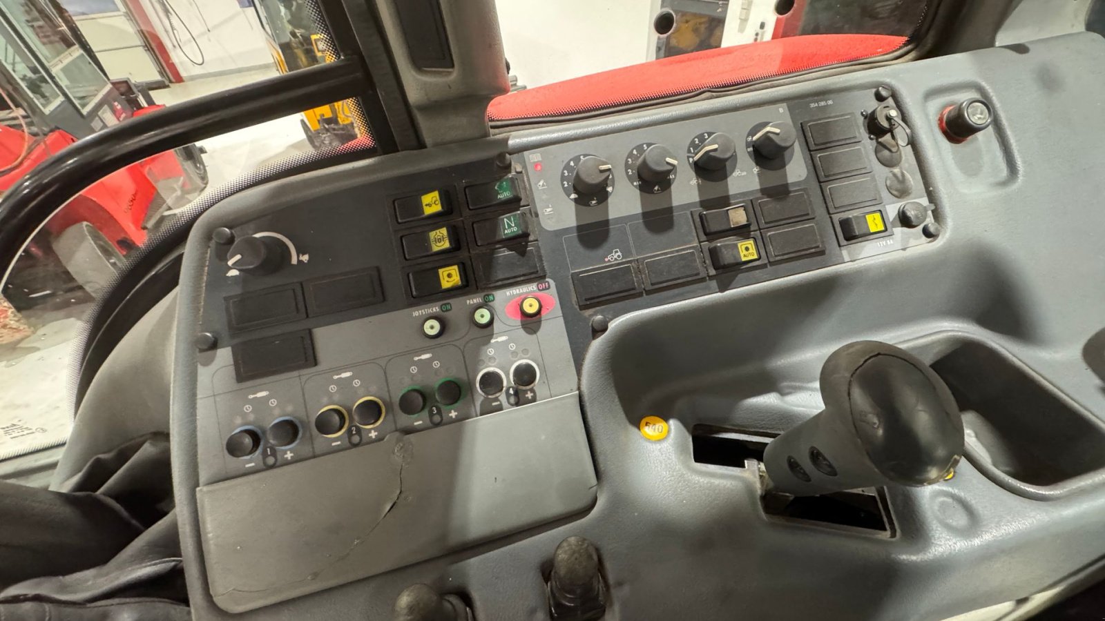 Traktor типа Valtra T150 KUN 4900 TIMER!, Gebrauchtmaschine в Nørager (Фотография 18)