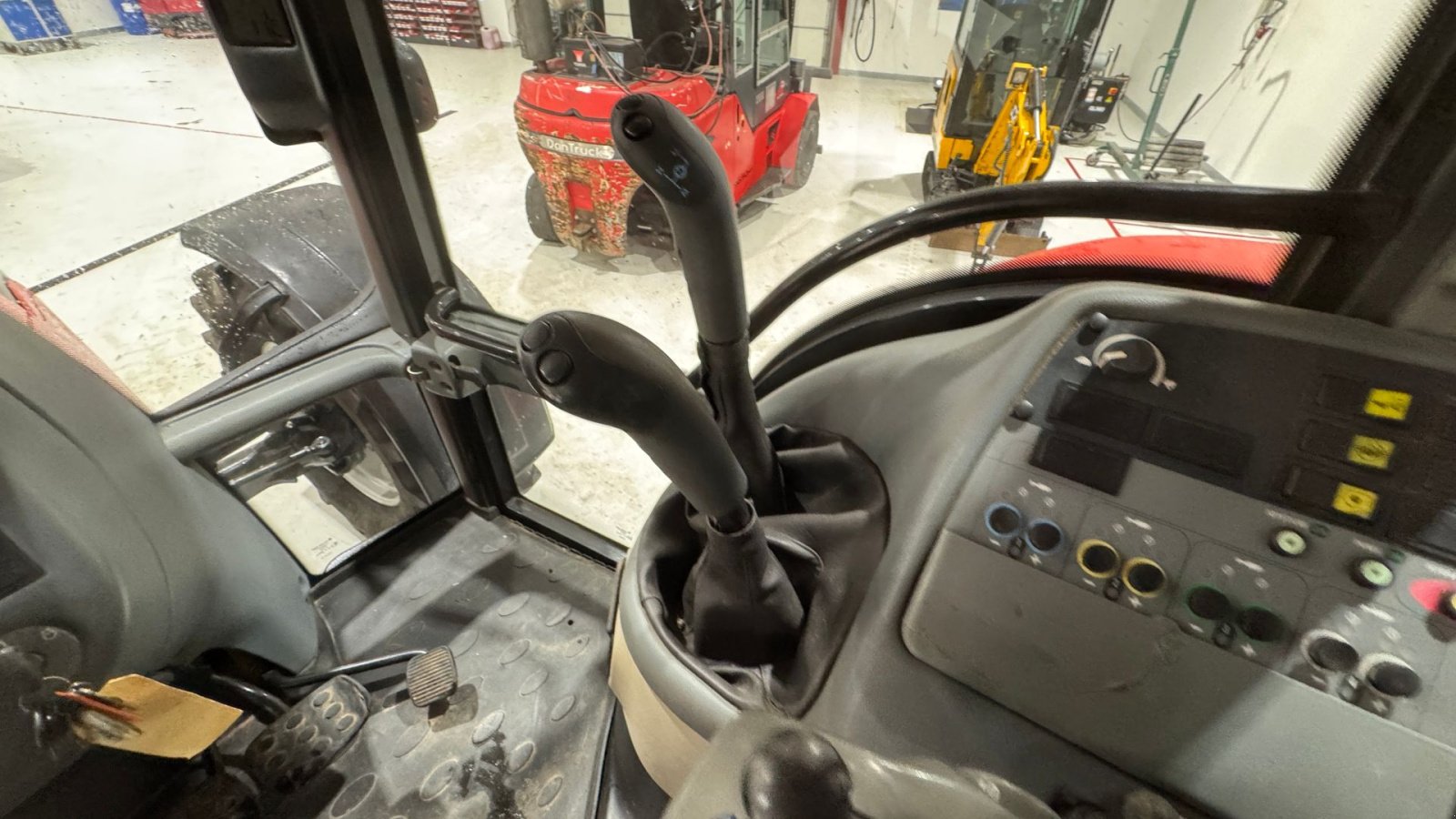 Traktor типа Valtra T150 KUN 4900 TIMER!, Gebrauchtmaschine в Nørager (Фотография 19)