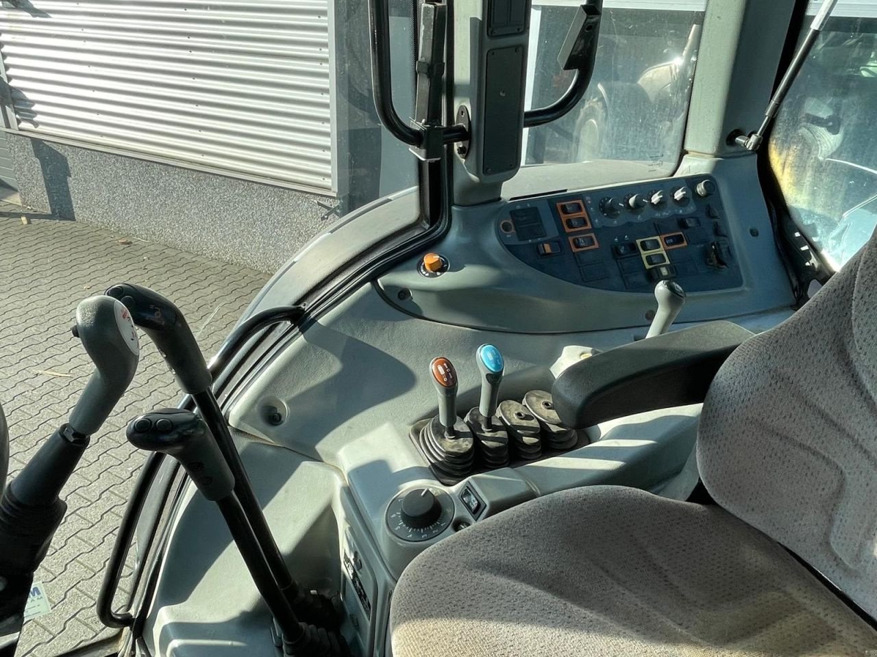 Traktor от тип Valtra T151 tractor, Gebrauchtmaschine в Roermond (Снимка 11)